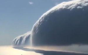Video: Kinh ngạc cảnh mây cuộn ở Hồ Michigan đầy ngoạn mục