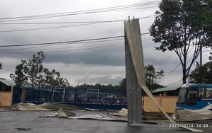 Lốc xoáy kinh hoàng làm sập nhà xưởng Khu Công nghiệp Tân Hương