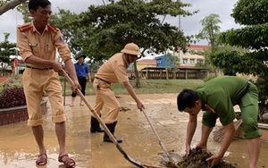 Công an Quảng Bình lập 10 tổ xung kích giúp dân khắc phục hậu quả sau lũ