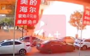 Video: Kinh hoàng khoảnh khắc xe chở gas nổ tung như bom, rung chuyển cả mặt đất