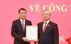 Trao Quyết định của Bộ Chính trị cho ông Lê Minh Hưng