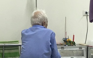 Cụ ông bật khóc, đĩa quýt và nén nhang đặt vội trong phòng bệnh khiến người chứng kiến "nhói lồng ngực"