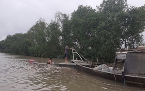 Sà lan gỗ chìm trên sông Soài Rạp, 2 người gặp nạn