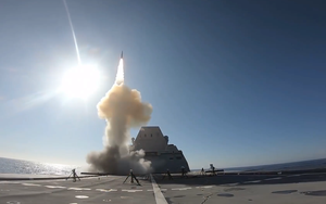 Video: Tàu khu trục tàng hình USS Zumwalt của Mỹ lần đầu phóng tên lửa