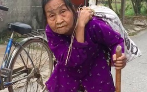 VIDEO: Xúc động cụ bà gần 90 tuổi lưng còng “cõng” bao quần áo đi ủng hộ người dân miền Trung