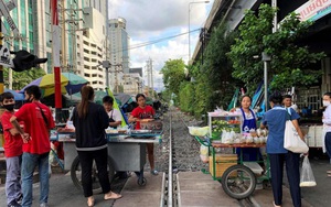 Người bán hàng rong ‘lên ngôi’, kiếm lời từ biểu tình Thái Lan