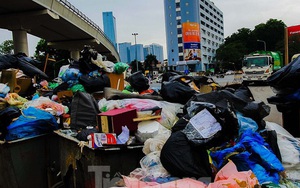 Hà Nội: Chặn xe rác 2 ngày, hàng nghìn tấn rác tồn đọng