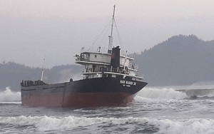 Hút 10.000 lít dầu trên tàu hàng bị nạn ở vùng biển Bình Định