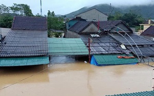 Mưa lớn, thủy điện đồng loạt xả lũ, hàng ngàn nhà dân ở Nghệ An bị ngập sâu