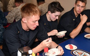 Cựu binh hé lộ hình ảnh bữa ăn tệ hại của lính Mỹ trên tàu chiến