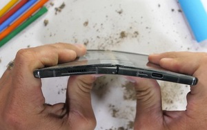 Tra tấn Galaxy Z Fold2: Màn hình vẫn dễ xước, nhưng bản lề và khung viền được nâng cấp bền hơn