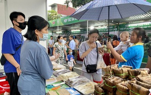 Cuối tuần, người dân Hà Nội ‘đội mưa’ đi mua đặc sản