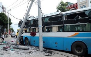 Lâm Đồng: Xe khách tông gãy cột điện, dập nát phần đầu