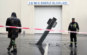 24h qua ảnh: Tên lửa chưa nổ găm trong nhà máy thủy điện ở Azerbaijan
