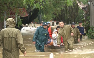 Mưa lũ ở Thừa Thiên - Huế: Người dân đi xuồng trên đường, thủy điện nâng mức xả lũ