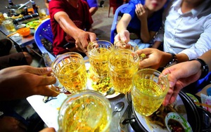 Bố mẹ có thể bị phạt nếu để con dưới 18 tuổi uống rượu bia