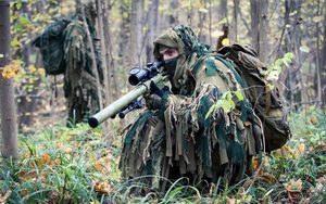 Các tay súng bắn tỉa Nga ngụy trang ẩn thân giữa rừng cây