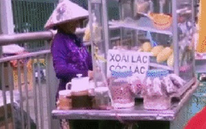 Chàng cử nhân loại giỏi cầm bằng tốt nghiệp đi khoe khắp nơi, phản ứng của cô chú bán hàng rong gây choáng