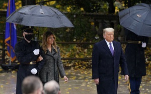 Lần đầu xuất hiện công khai cùng ông Trump sau ngày bầu cử, bà Melania có "động thái lạ" gây bão dư luận