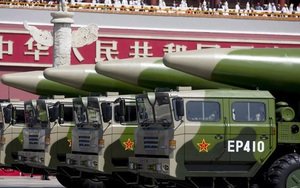 Tên lửa “sát thủ tàu sân bay” của Trung Quốc bắn trúng tàu mục tiêu trên Biển Đông