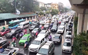 [Video] Người Hà Nội chật vật, "chôn chân" giữa đường trong ngày thứ 2 đầu tuần