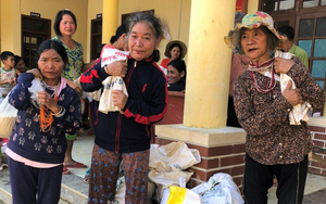 Đồng bào vùng lũ rơi nước mắt khi dân quân băng rừng cõng gạo vào cứu đói