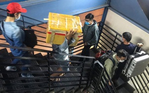 Hành khách thở dốc, vã mồ hôi hột khi vác hành lý 4 tầng để đón xe công nghệ tại Tân Sơn Nhất