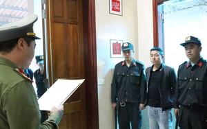 Gọi nhưng không ai mở cửa, cầm súng bắn vào nhà con nợ