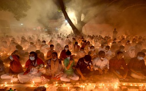 24h qua ảnh: Tín đồ đạo Hindu đốt hương cầu nguyện ban đêm