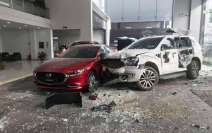 Xe Ford mất lái tông trúng người đàn ông rồi lao vào showroom ô tô ở Việt Trì