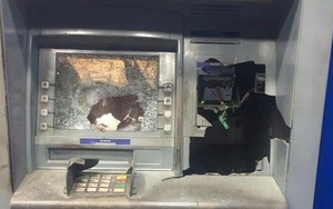 Vác búa đập phá cây ATM vì rút 5 triệu bị trừ... 11 triệu?
