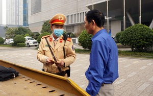 Hà Nội dán thông báo phạt 'nguội' lên ô tô dừng, đỗ sai quy định