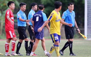 Lao vào sân chỉ mặt trọng tài, BHL U21 CAND đòi kiện vì không phục kết quả