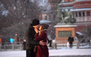 24h qua ảnh: Cặp đôi hôn nhau dưới mưa tuyết trên quảng trường Đỏ