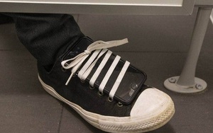 Đôi giày kỳ lạ tố cáo sở thích bệnh hoạn kéo dài 10 năm của vị bác sĩ Singapore đầy thủ đoạn