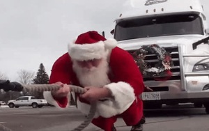 Ông già Noel lập kỷ lục Guinness bằng màn kéo xe chỉ nhìn thôi đã thấy đau lưng, trọng lượng tổng gây choáng khi được công bố