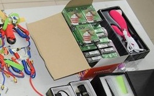 Lên cửa khẩu mua vũ khí thô sơ, đồ chơi tình dục về quê bán thì bị bắt