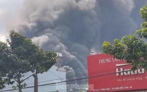 Khói lửa nhấn chìm 2 nhà xưởng ở Bình Dương