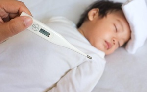 2 nguyên tắc cha mẹ cần nhớ khi trẻ bị sốt