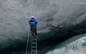 "Tim đập chân run" khi đi qua khe núi hiểm trở bậc nhất thế giới