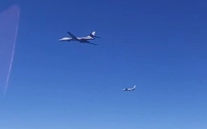 Clip: Lai vãng sát biên giới Nga, máy bay ném bom Mỹ bị “chặn đứng”