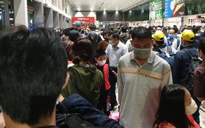 Ảnh: Sân bay Tân Sơn Nhất đông nghẹt trong ngày cuối năm, hành khách rồng rắn xếp hàng dài chờ 'check in'
