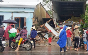 Xe container mất lái tông sập nhà dân