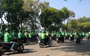 Cảnh sát giải tán hàng trăm người mặc đồng phục GrabBike diễu hành quanh hồ Hoàn Kiếm