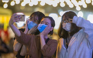 [Ảnh] Giới trẻ xếp hàng dài chờ đo thân nhiệt để check-in khu phố đi bộ mới mở tại TP.HCM