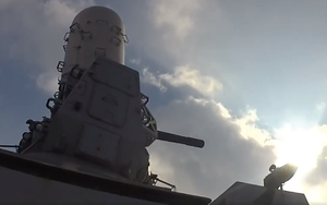 Chiến hạm Mỹ khai hỏa pháo phòng không cận chiến MK-15 Phalanx trên biển Arab