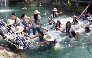 Đoàn 30 thí sinh Hoa hậu Thái Lan gặp tai nạn sập cầu treo khi đang chụp hình