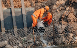 Ảnh: Lắp đặt hệ thống cống ngầm được kỳ vọng "hồi sinh" sông Tô Lịch