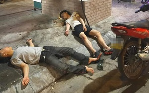 2 thanh niên vứt xe trên đường, nằm ngủ bên bốt điện khiến người dân phải hất nước gọi dậy