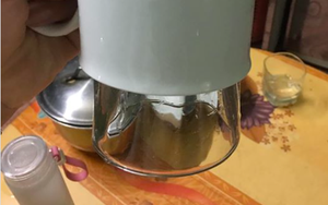 Đăng ảnh hóng cao nhân gỡ giúp 2 chiếc cốc bị dính chặt, cô gái được dân mạng tận tình “chỉ dẫn”: Bạn đập bớt một cái là được mà?